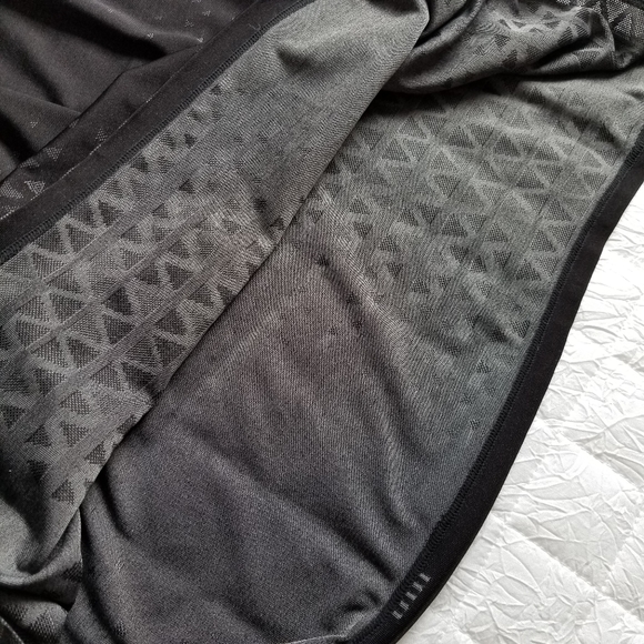 Gymshark Triangle Pattern Seamless Shirt - Picture 9 of 9